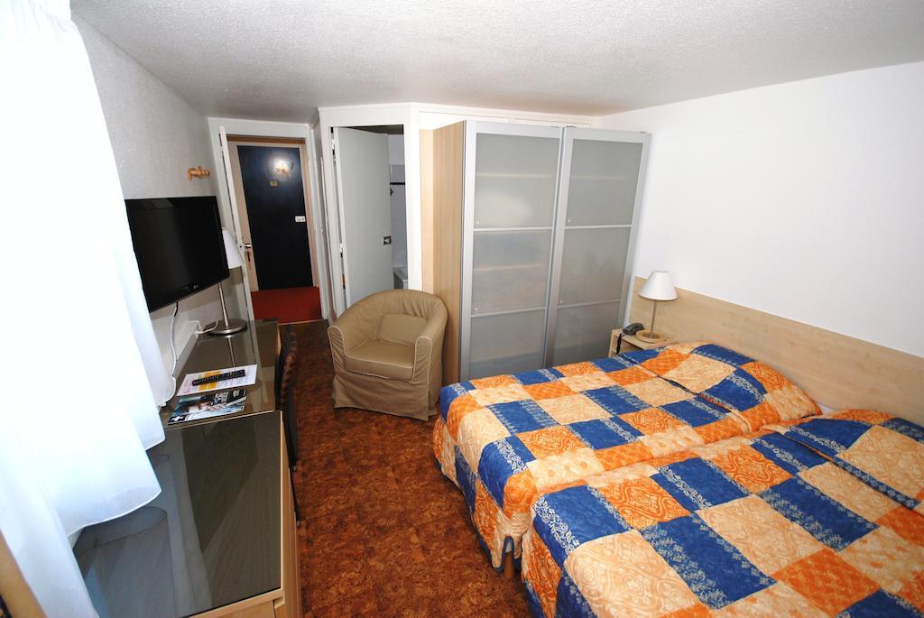 Hotel Le Relais Des Champs Eugenie-les-Bains Zimmer foto